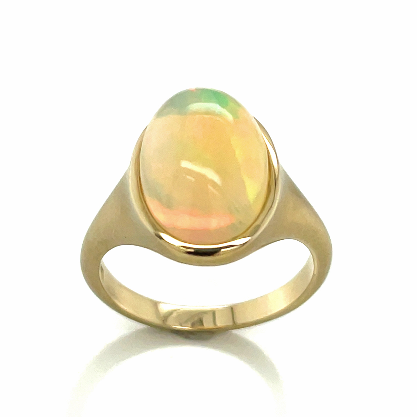 Kristallopal, gold-opalisierend, oval Cabochon, ca. 3,40 ct. Edelstein Ring Gelbgold 375/000 Sogni d´oro Terra Opalis