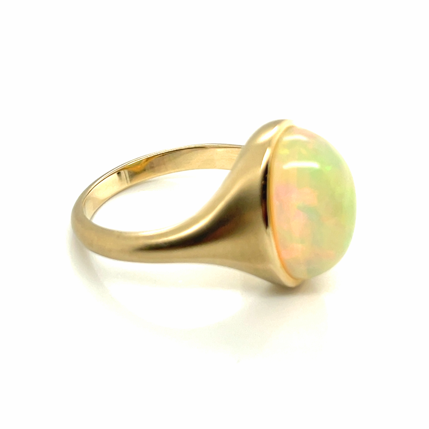 Kristallopal, gold-opalisierend, oval Cabochon, ca. 3,40 ct. Edelstein Ring Gelbgold 375/000 Sogni d´oro Terra Opalis